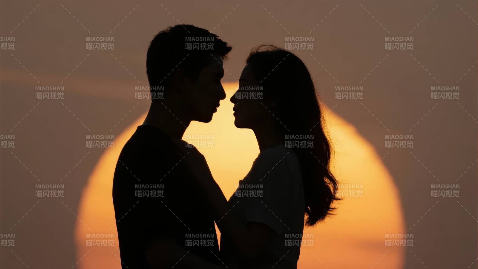 夕阳下的恋人剪影图片