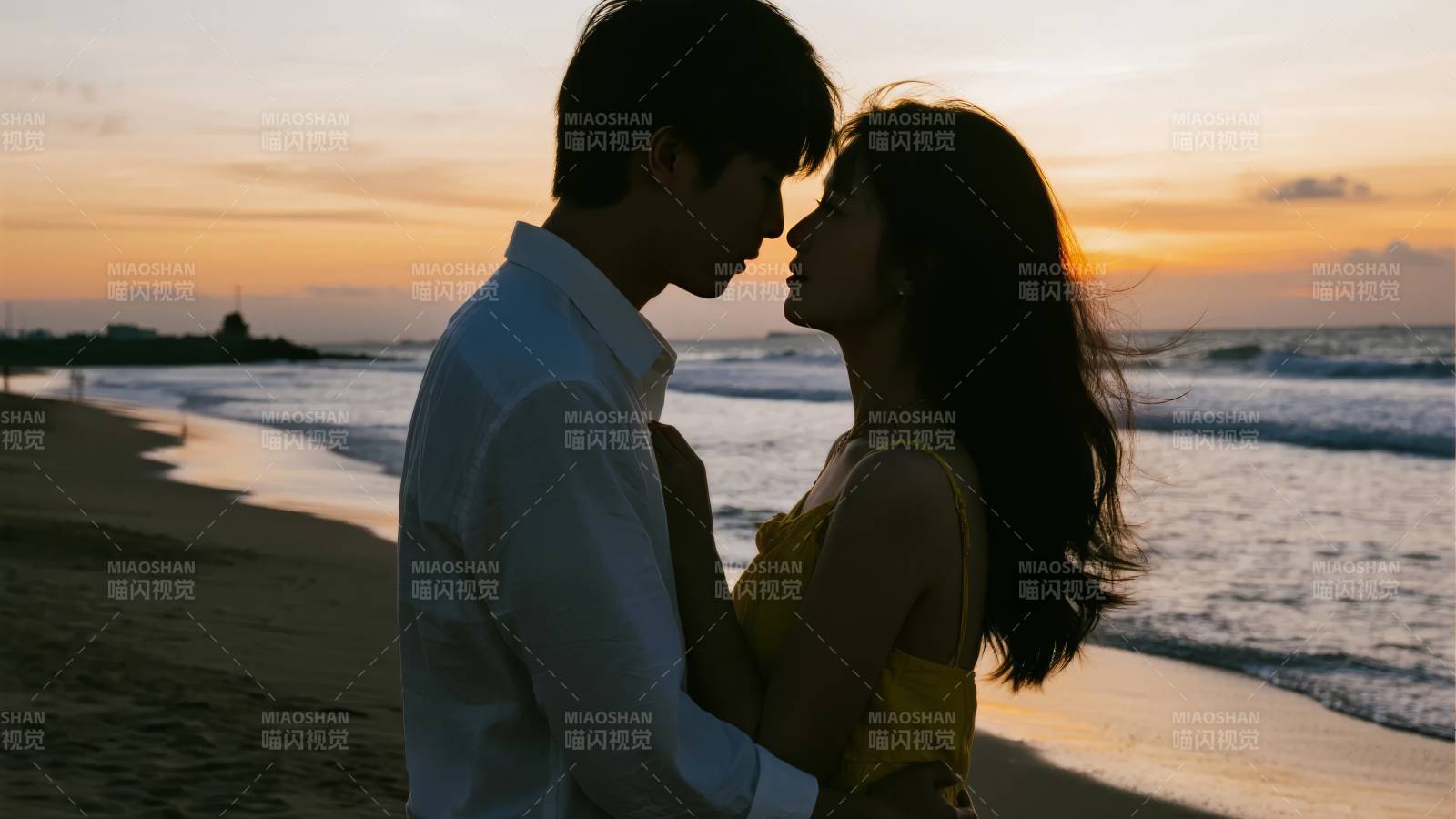 海边夕阳情侣剪影图片