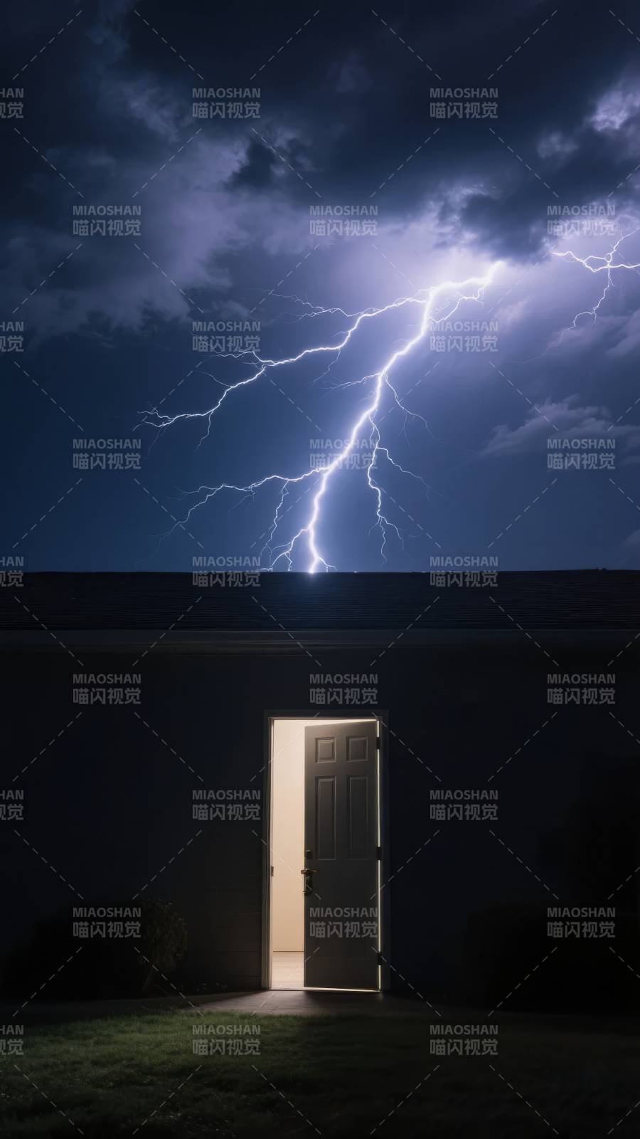 闪电照亮门扉图片