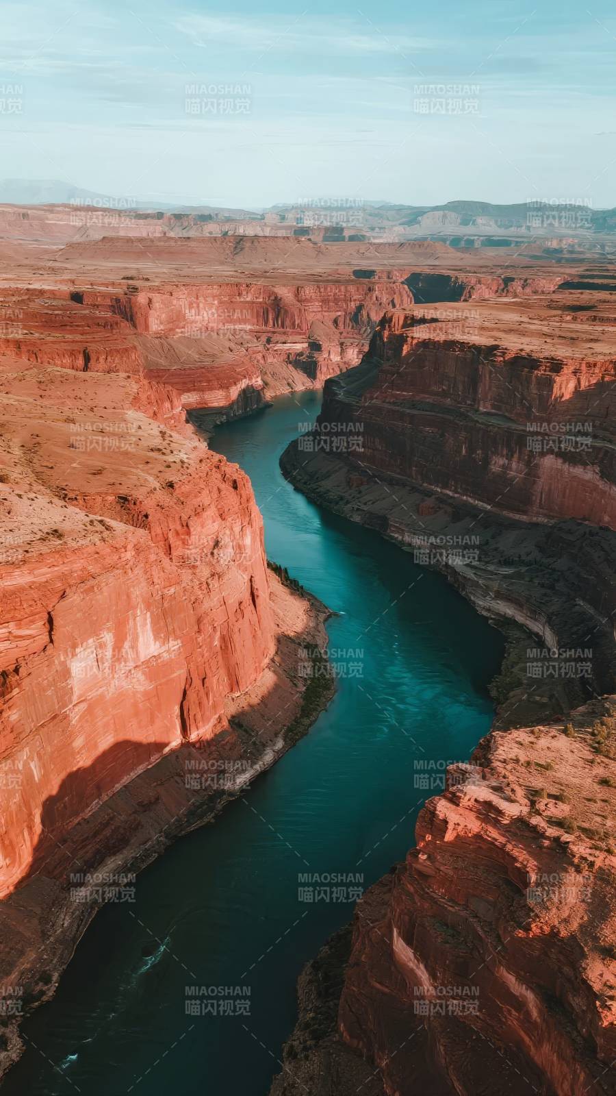 峡谷碧水映红岩图片