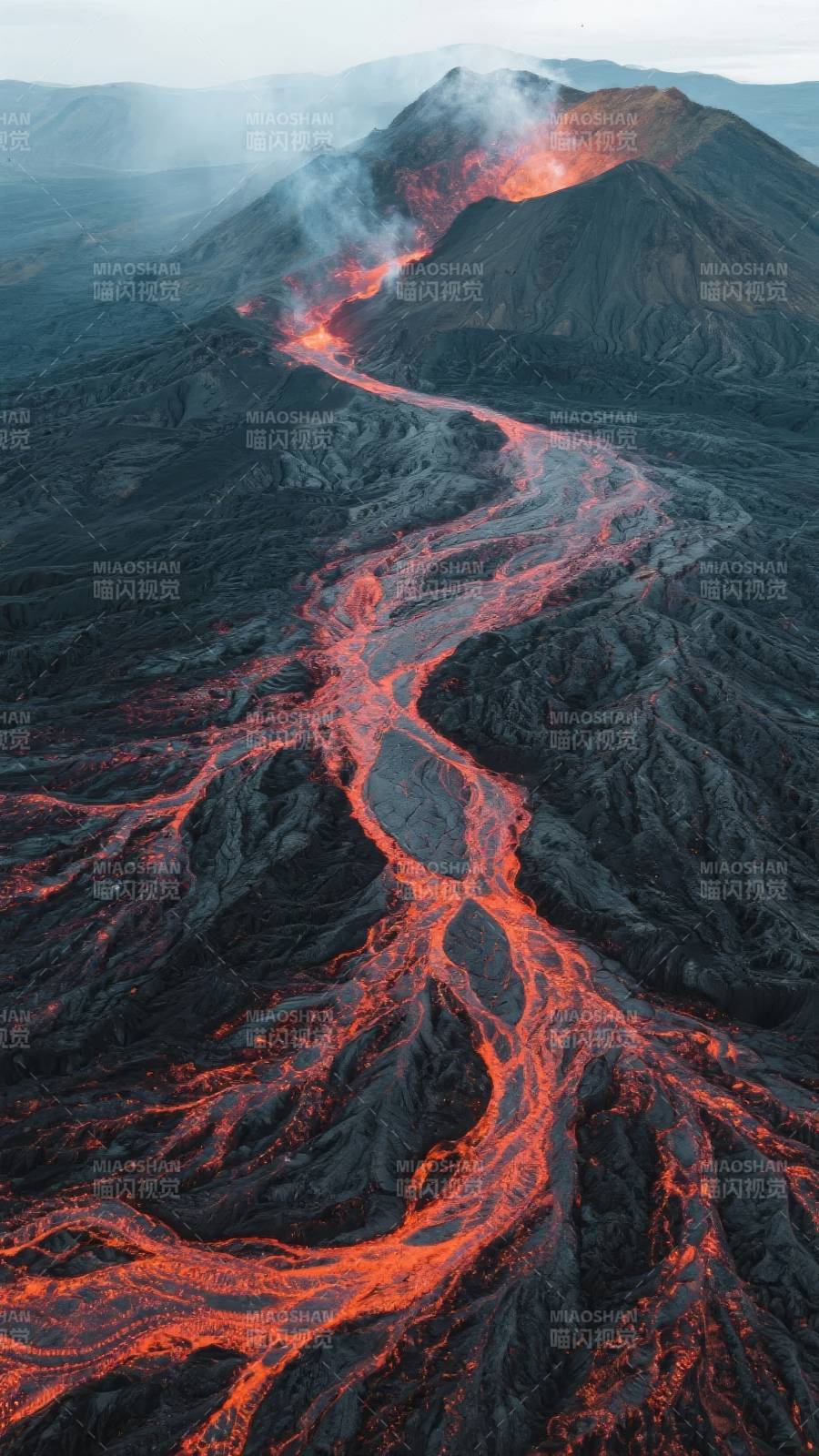 熔岩奔流山间图片