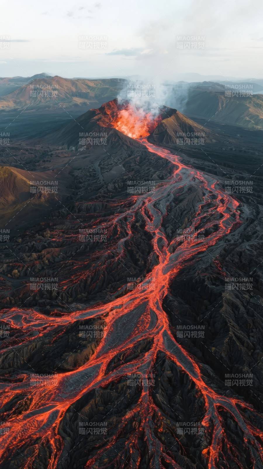 火山喷发熔岩流图片