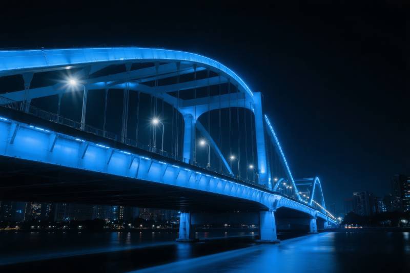 夜色中的蓝色大桥图片