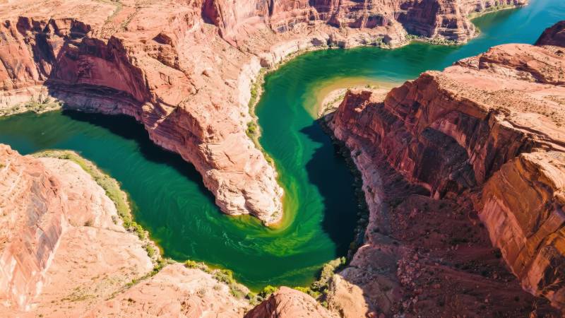 峡谷碧水绕山行图片