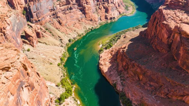 峡谷碧水蜿蜒图片