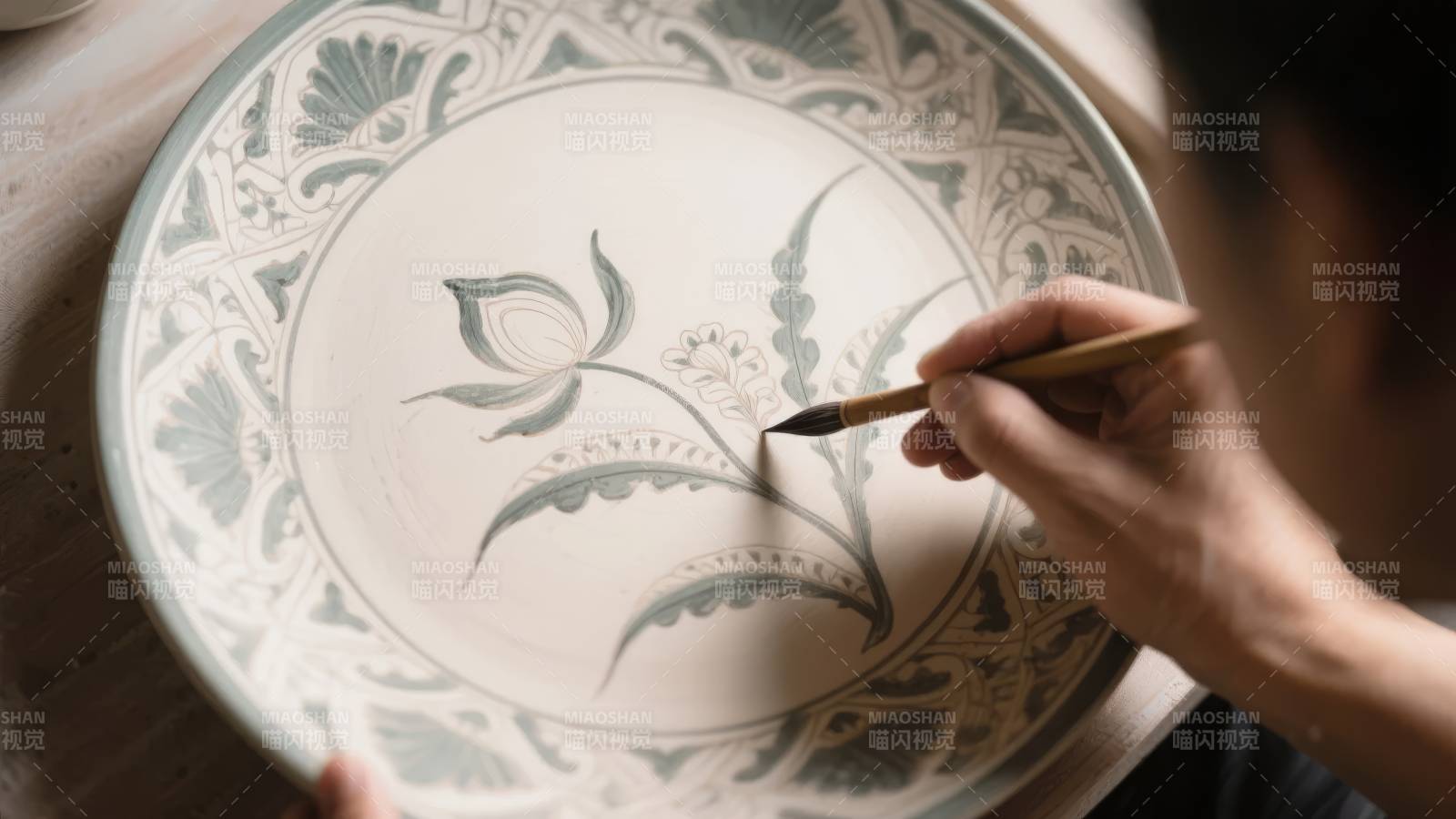 手绘瓷盘艺术图片