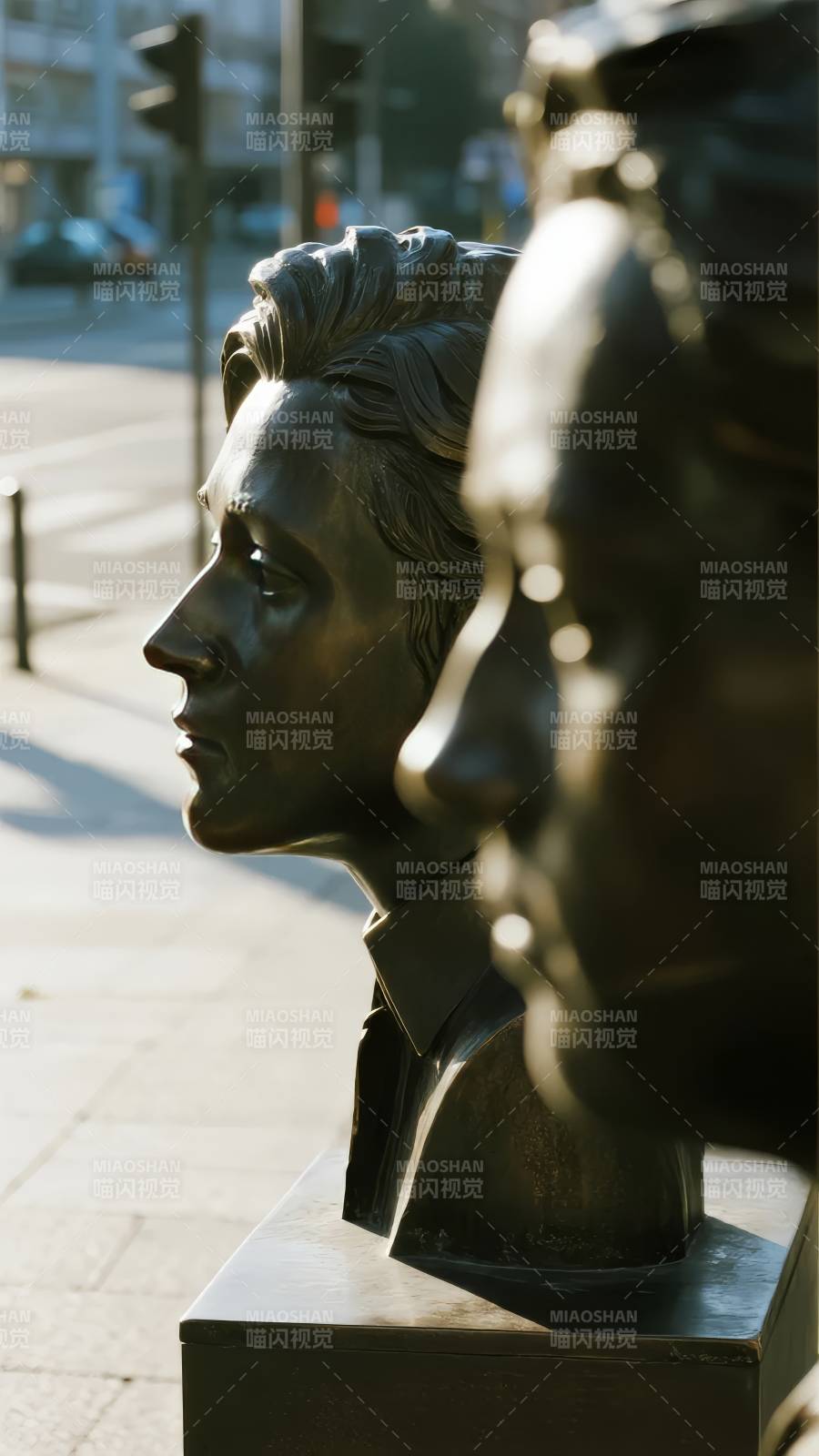 街头青铜肖像雕塑图片