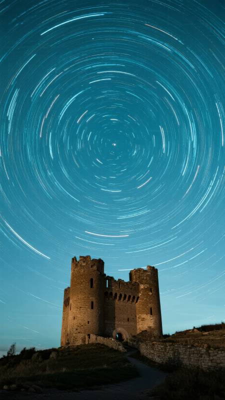 星轨下的古堡夜景图片
