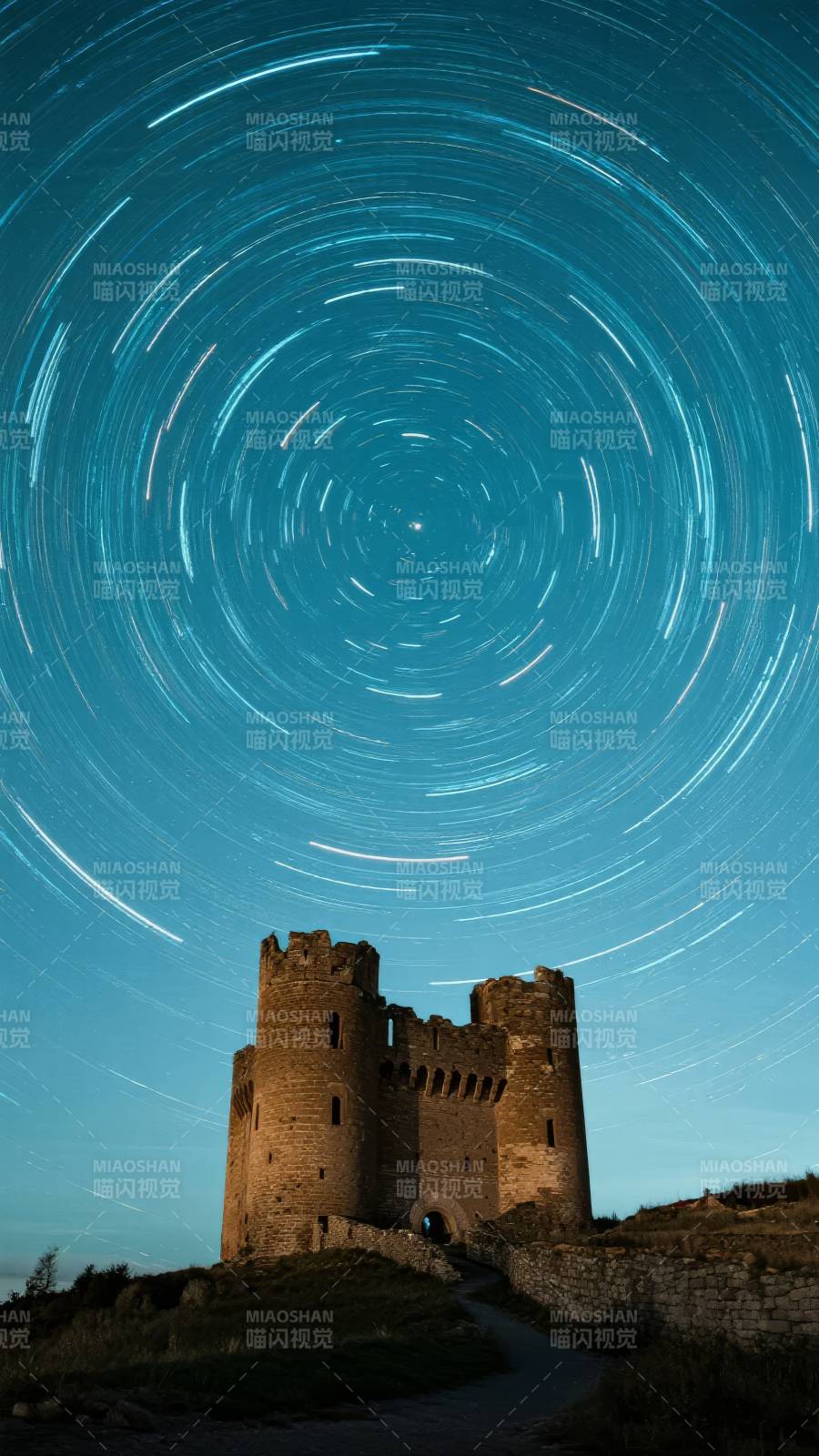 星轨下的古堡夜景图片