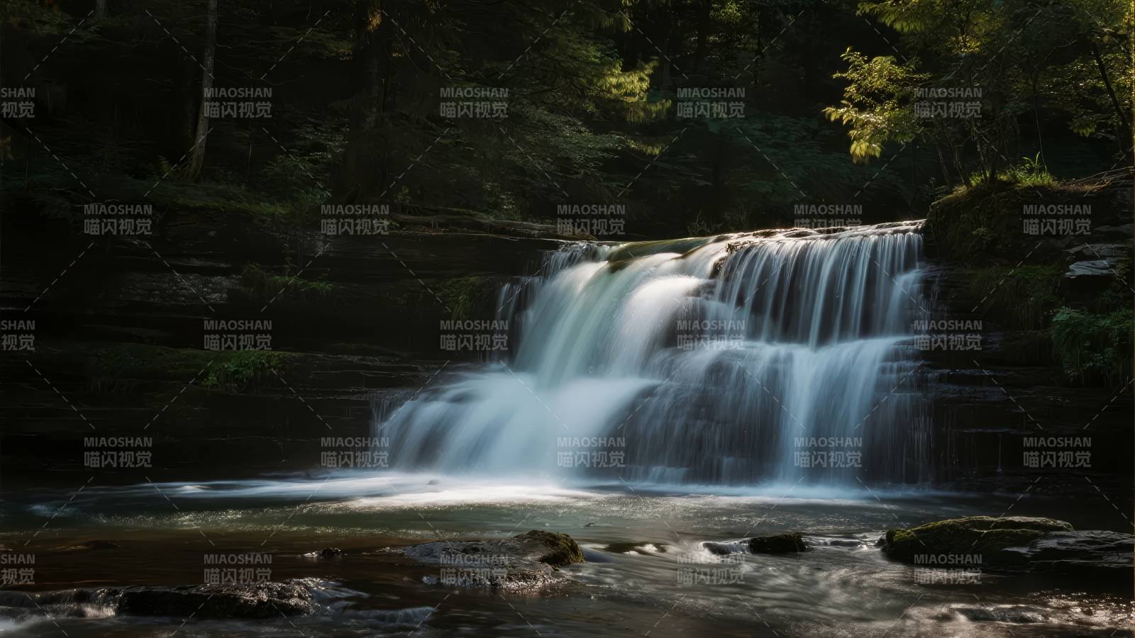 幽谷瀑布潺潺流图片