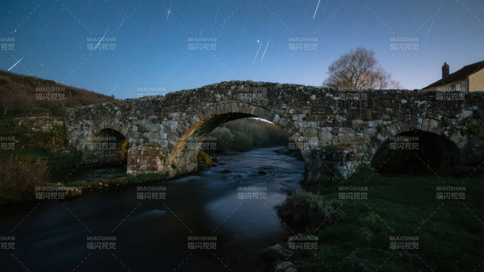星轨下的古桥夜景图片