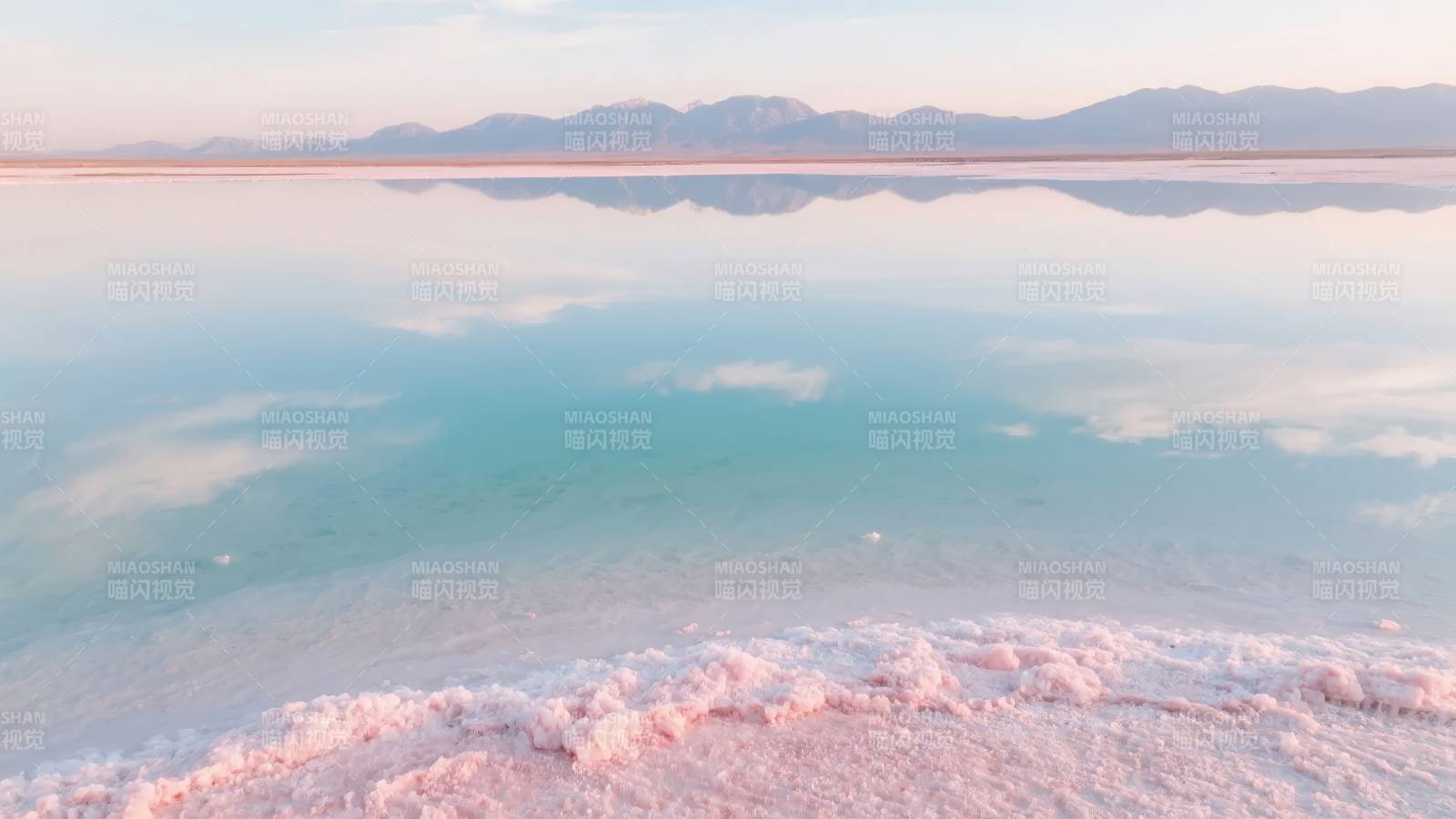 粉红盐湖镜面美景图片