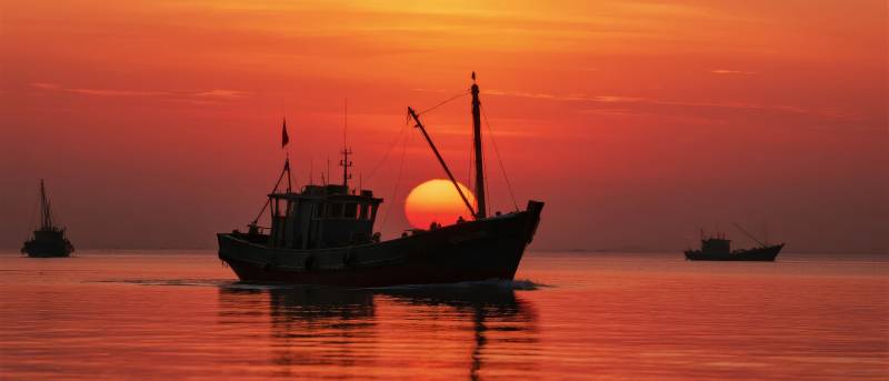 夕阳下的渔船图片