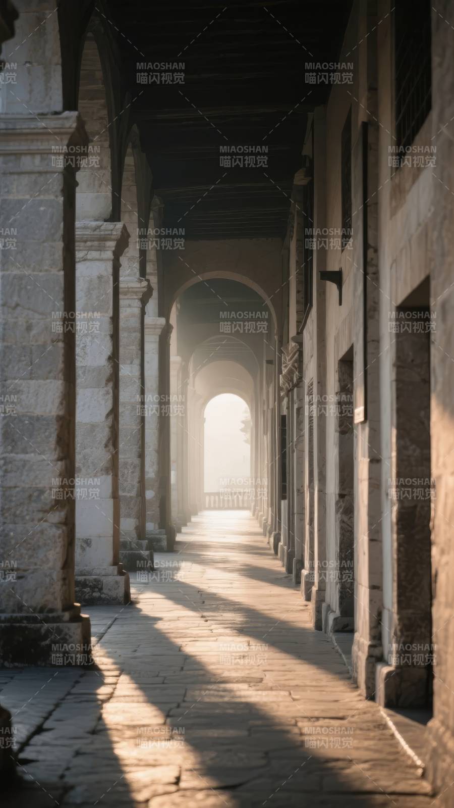 古廊晨光图片