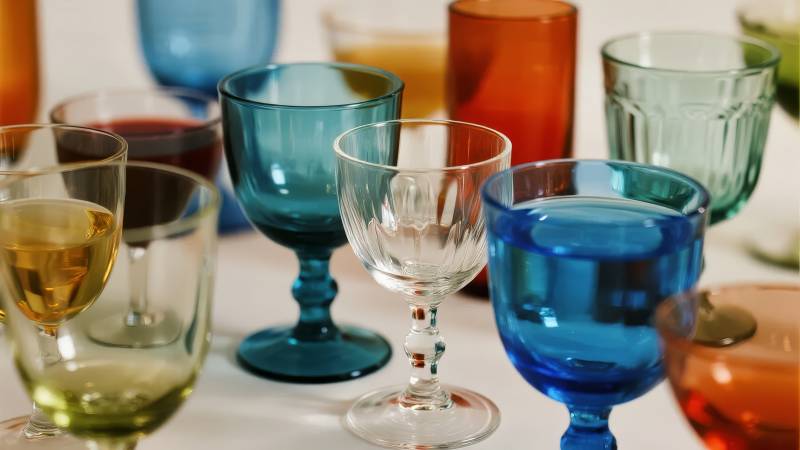 彩色玻璃杯特写图片