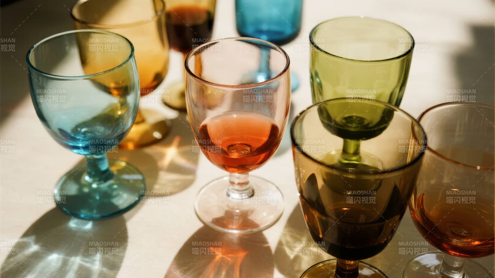 彩色玻璃杯光影图片