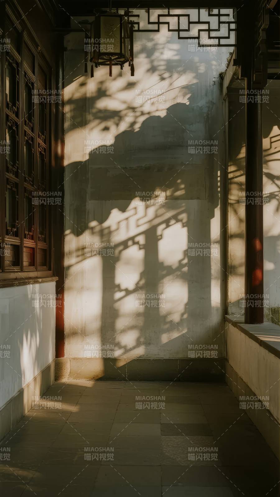 光影古巷静谧图片