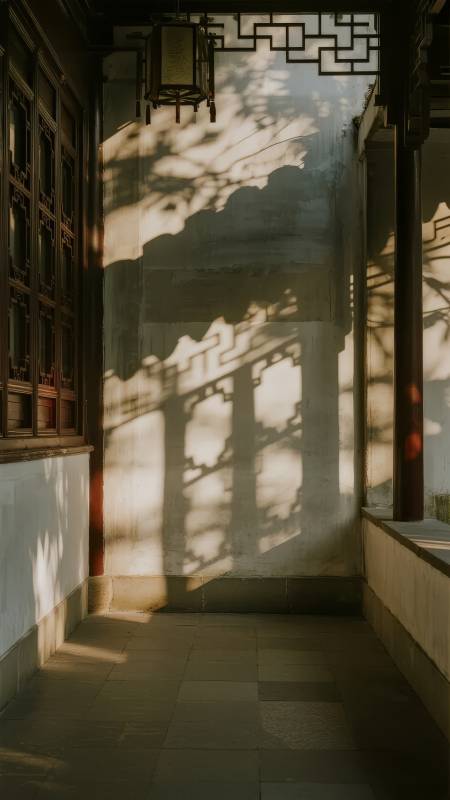 光影古巷静谧图片