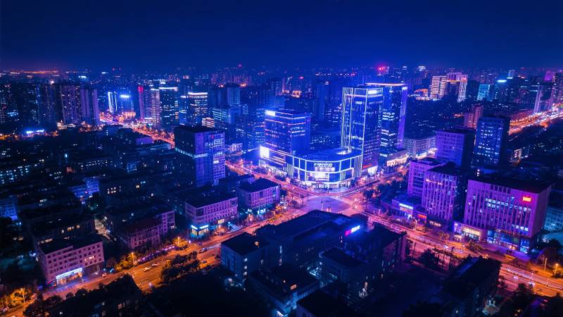 夜幕下的城市灯火图片