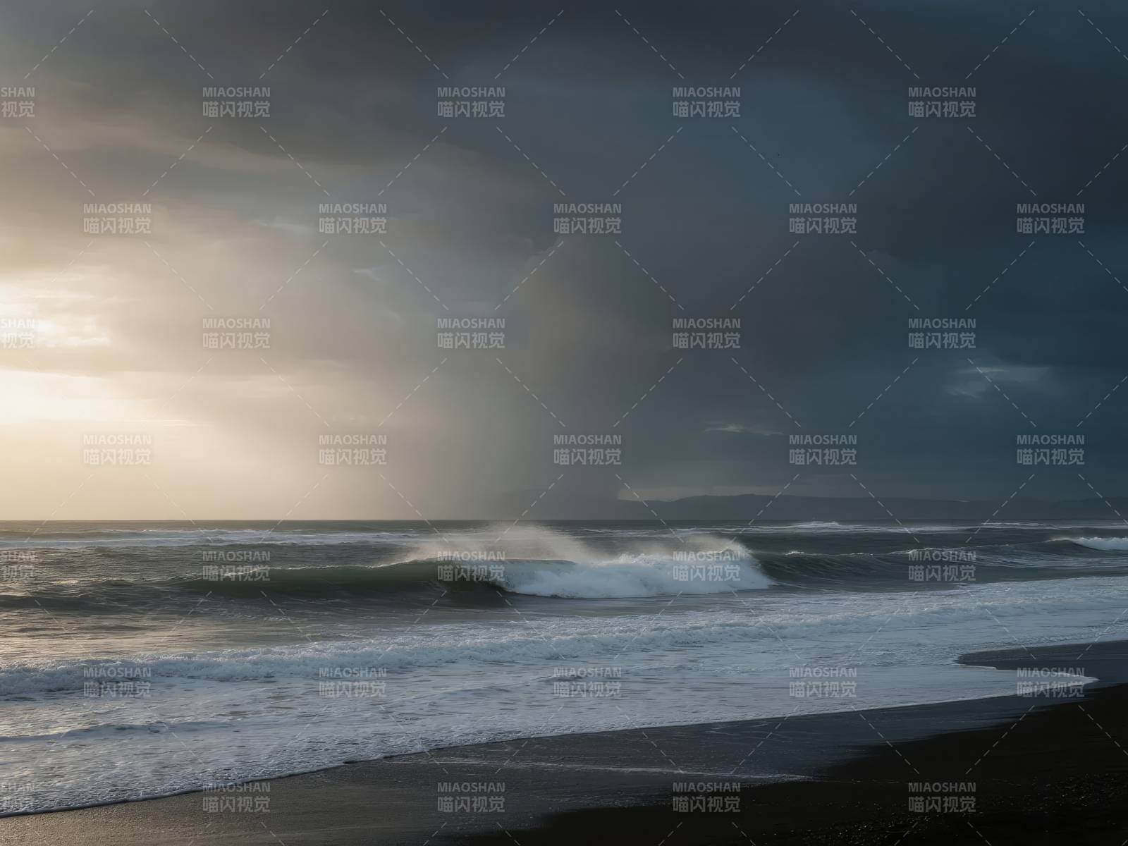 风暴来临前的海岸图片