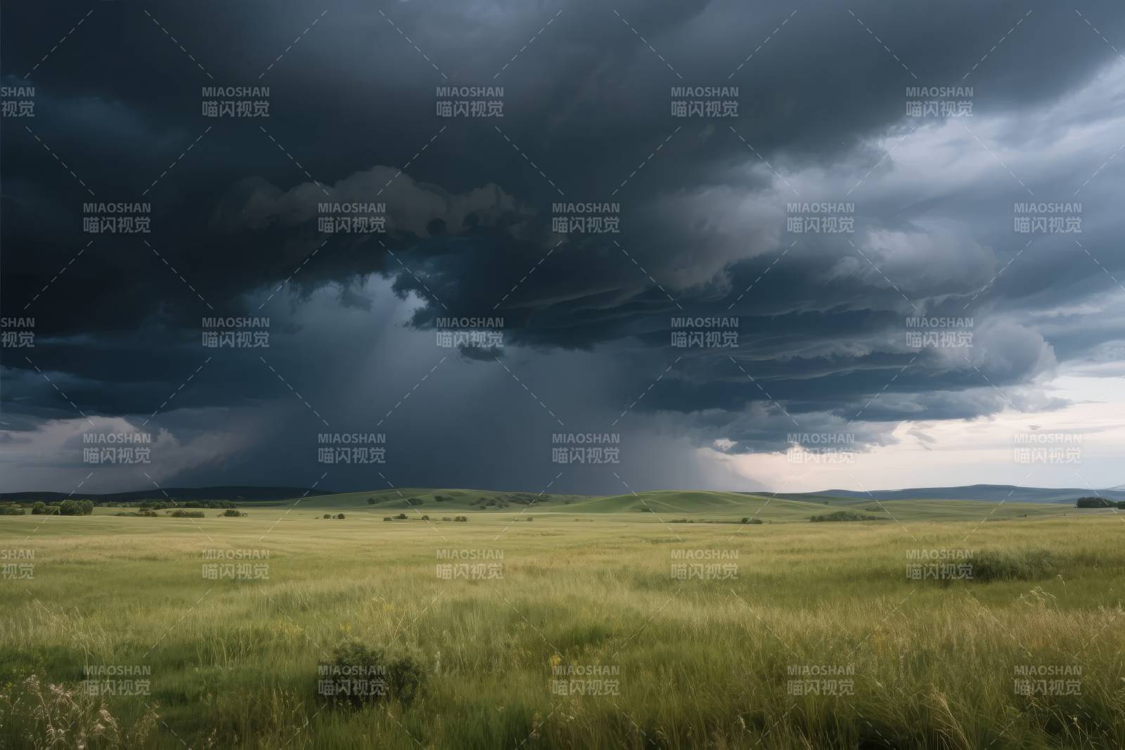 风暴来临前的草原图片