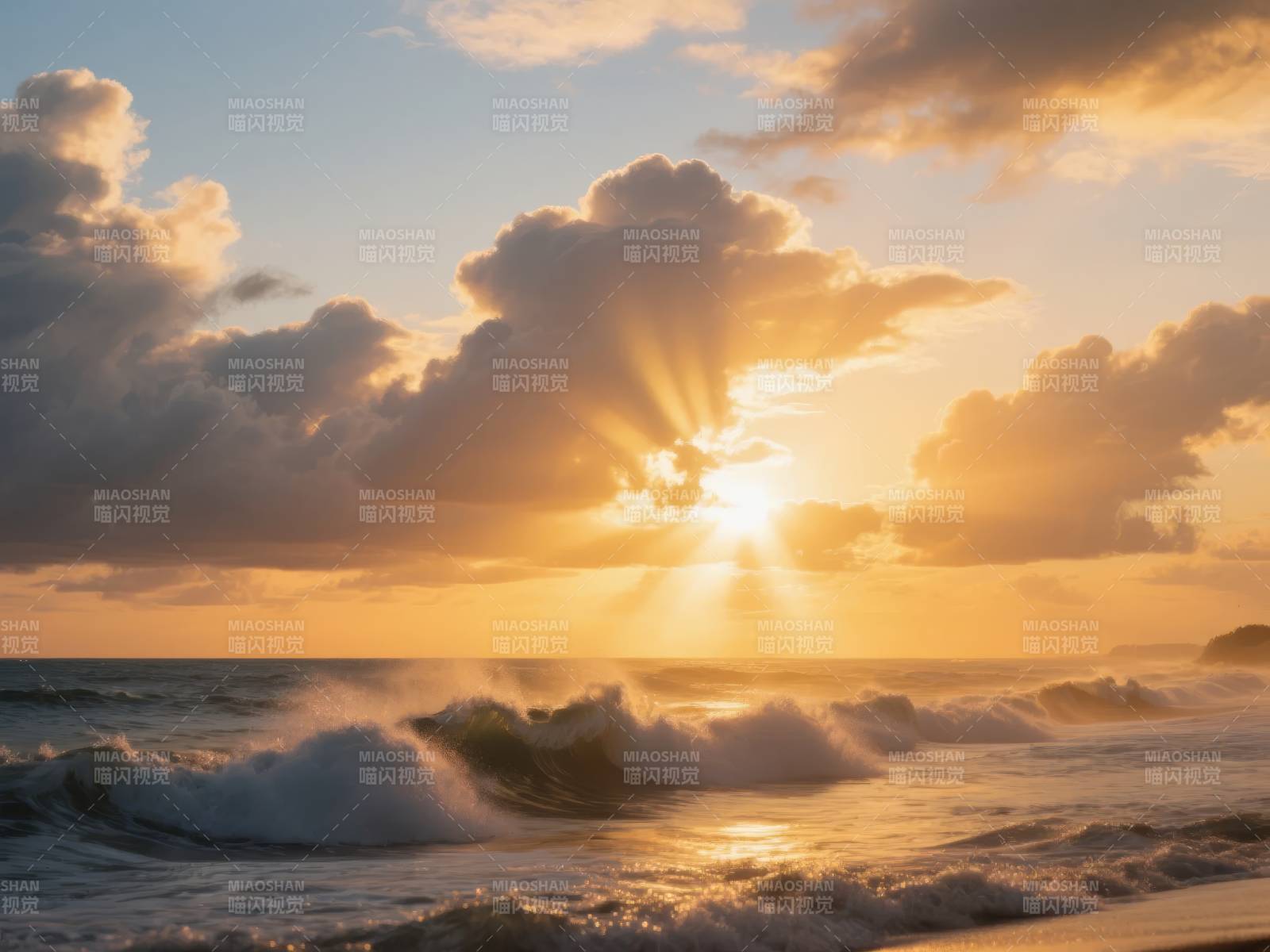 夕阳海浪云影图片