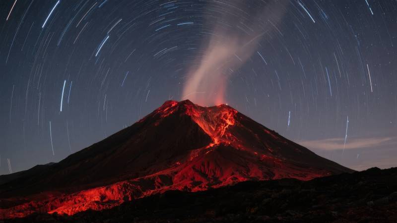 火山夜景星轨图片