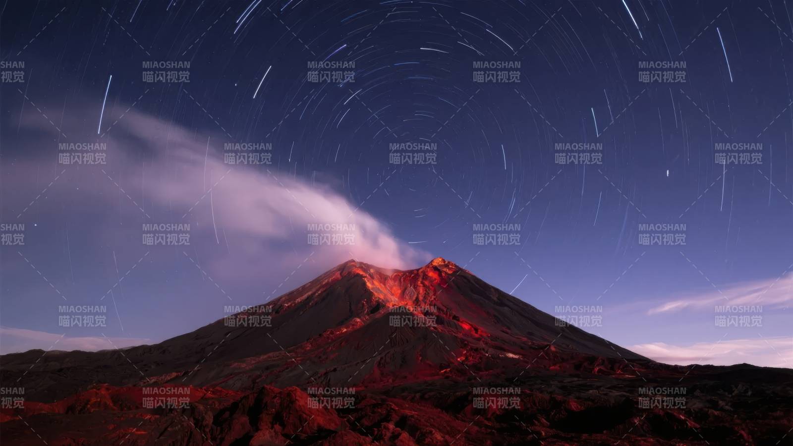 火山夜空星轨图片
