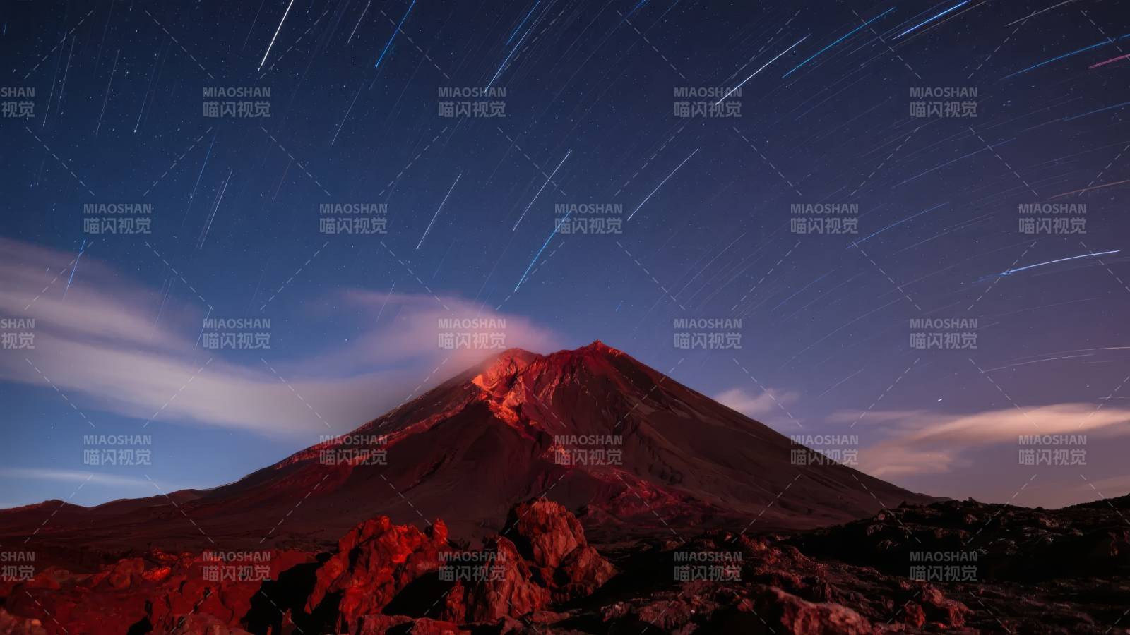 星轨下的火山夜景图片