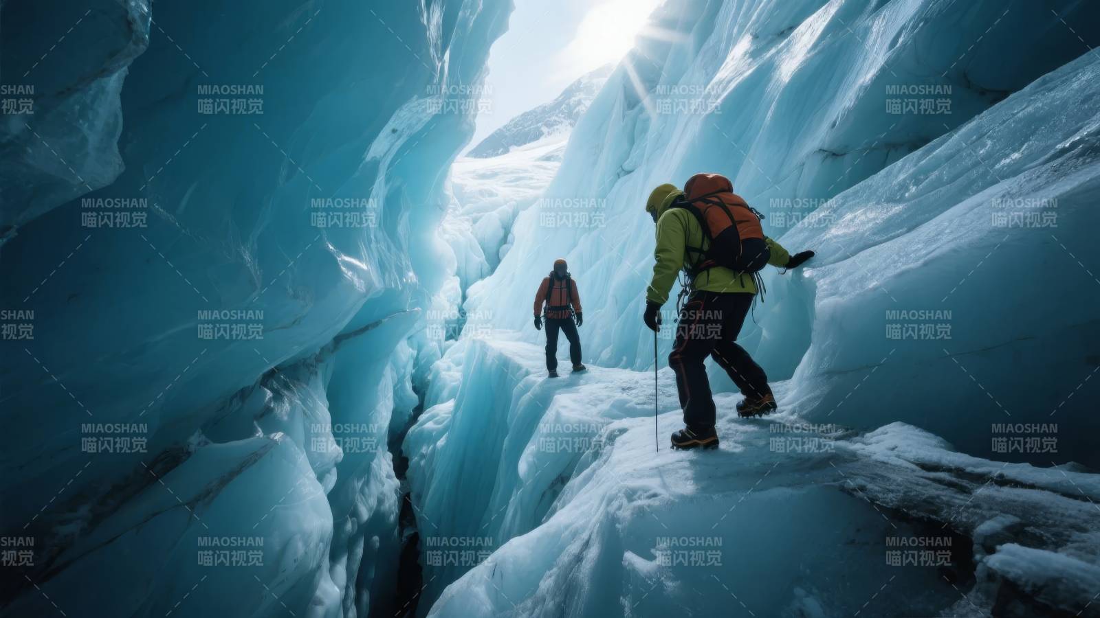 冰川探险者前行图片