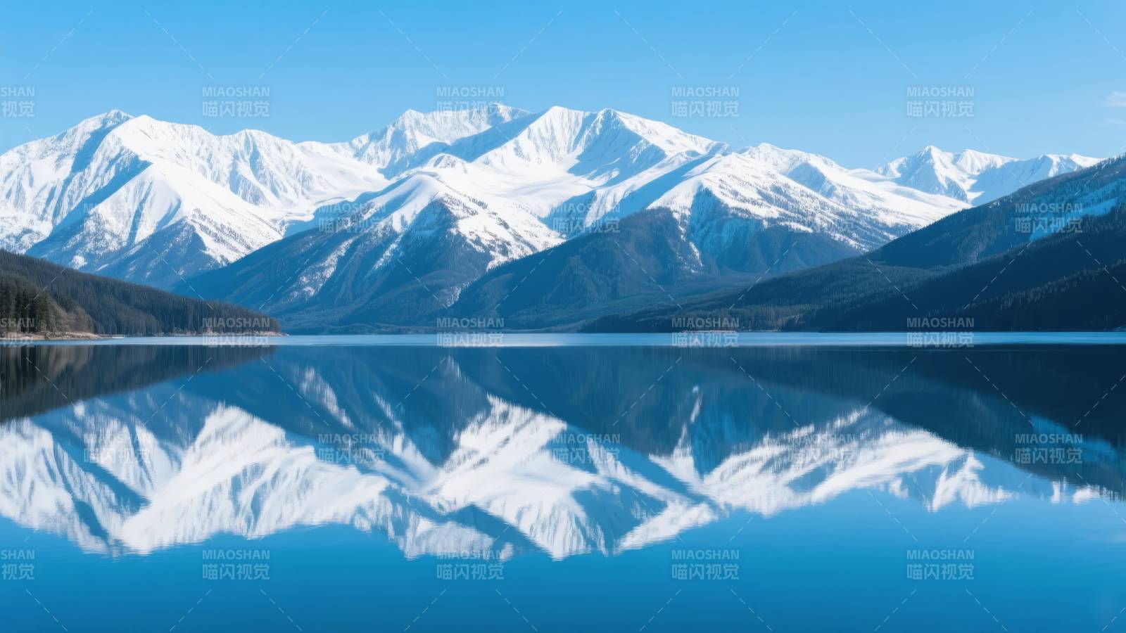 雪山倒影湖面图片