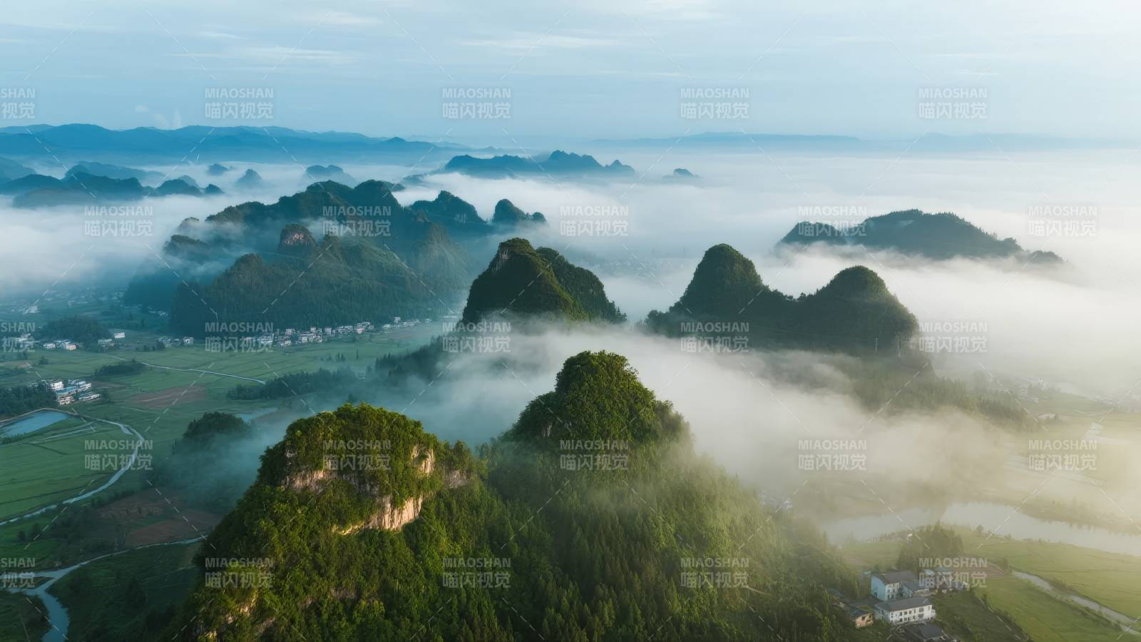 云海山峦晨曦图片