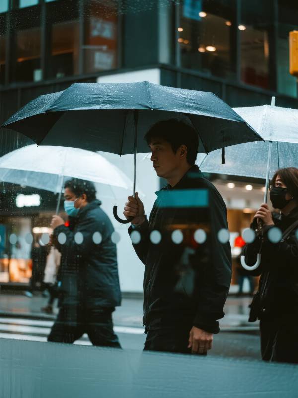 雨中行人撑伞前行图片