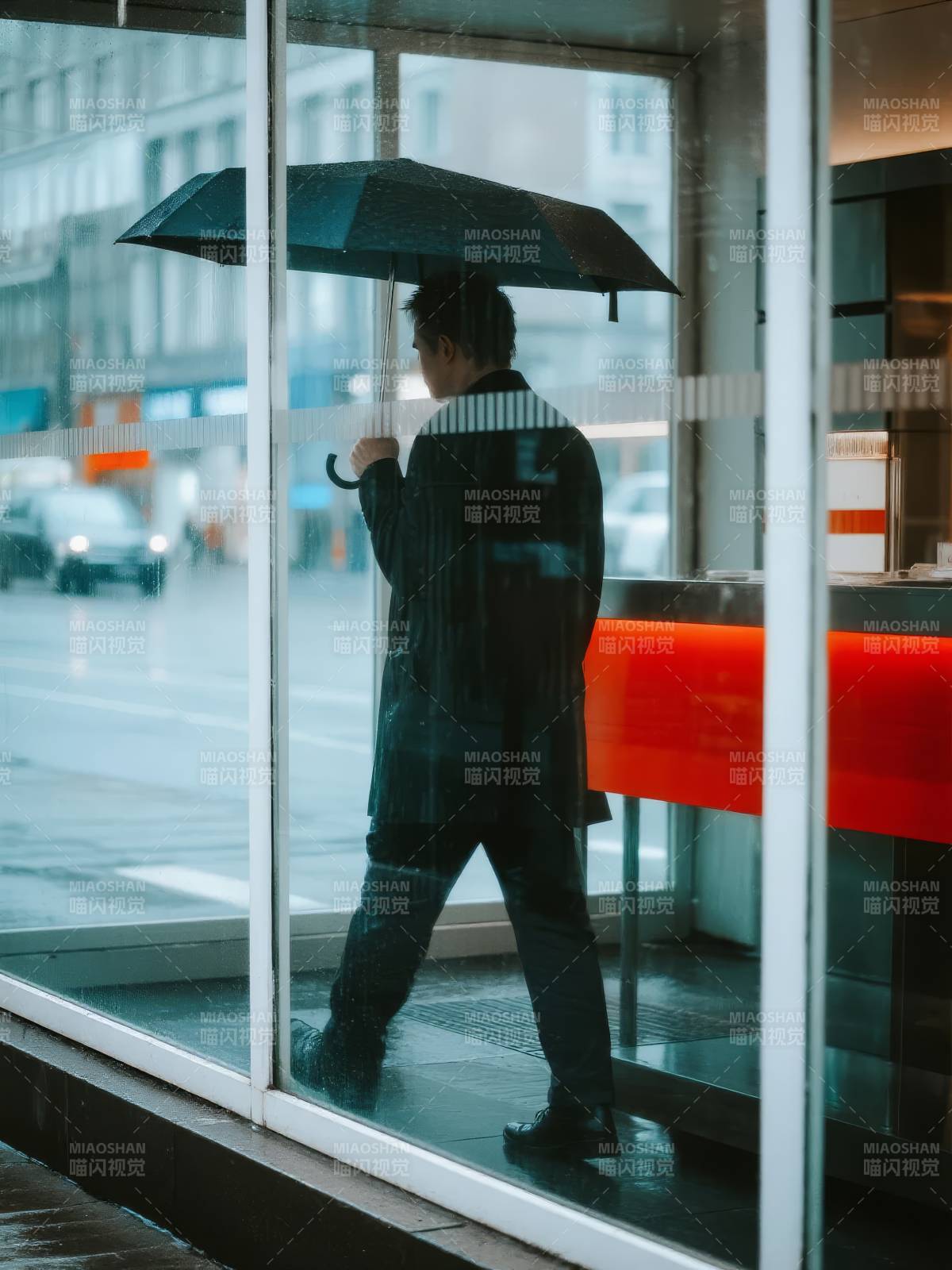 雨中行人撑伞而行图片