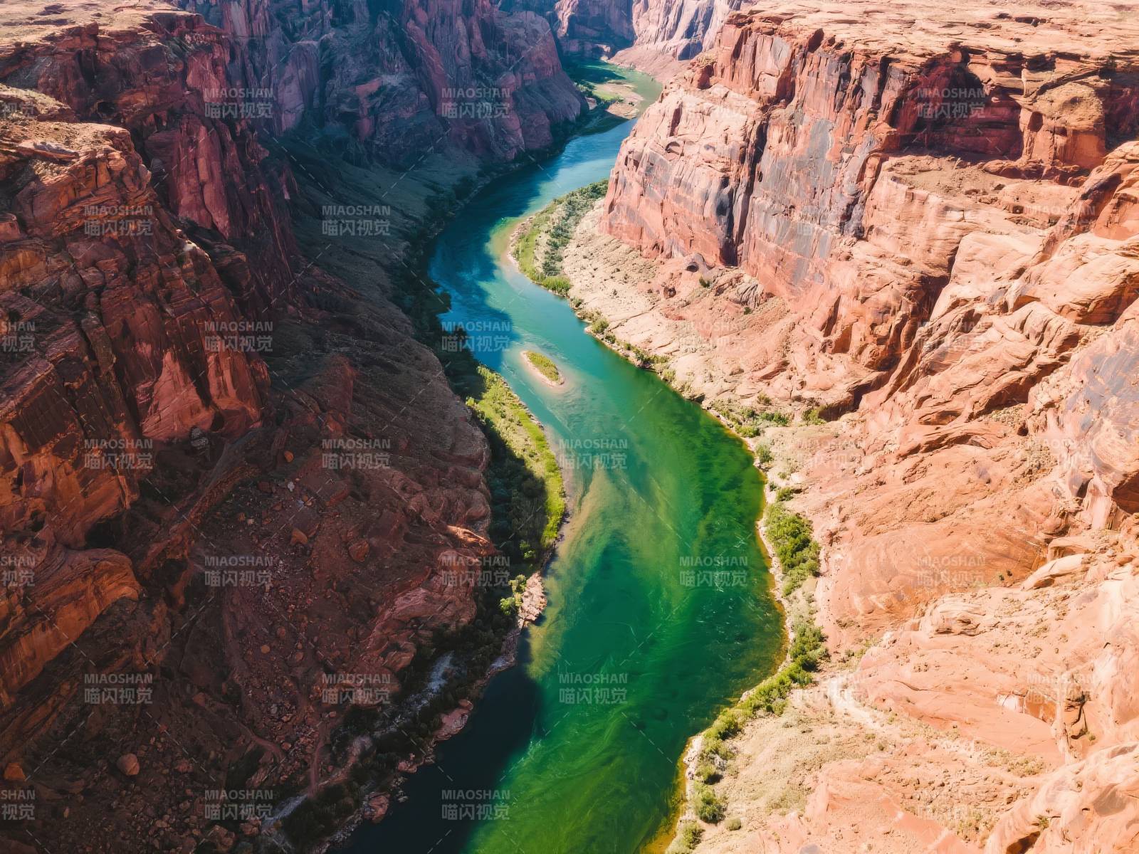 峡谷碧水蜿蜒图片