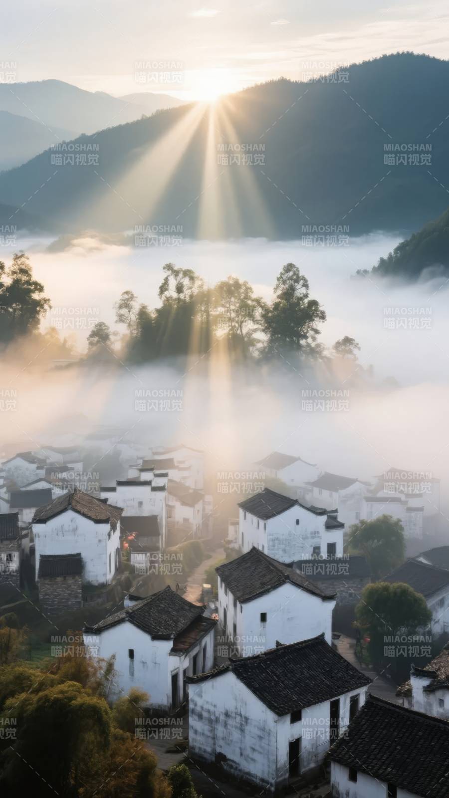 晨雾中的古村落图片