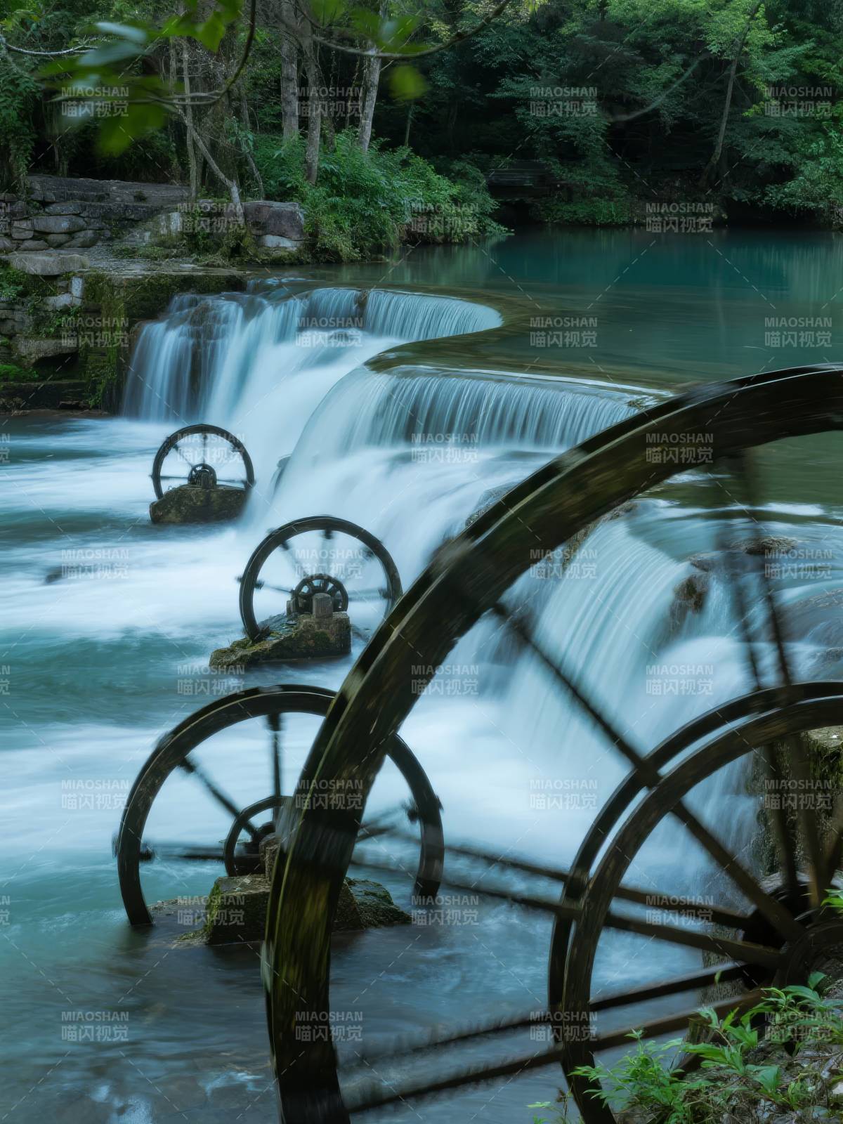 水车溪流静谧景图片