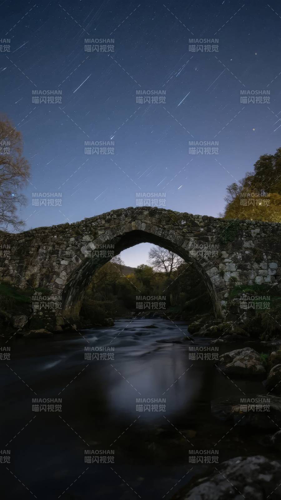 星夜古桥流水图片
