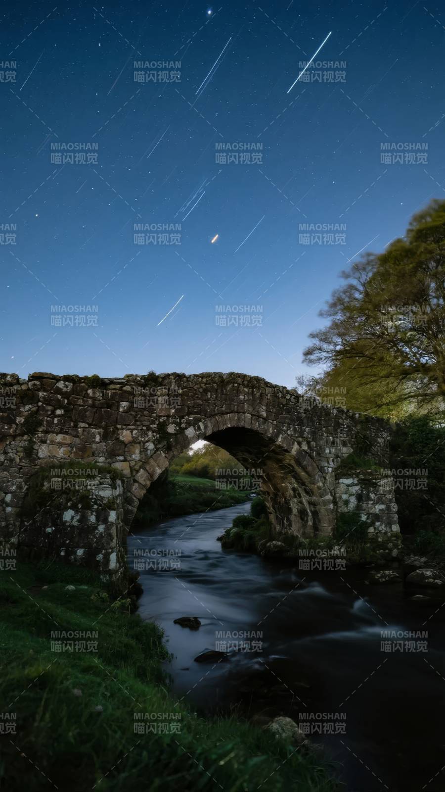 星轨桥影夜河图片