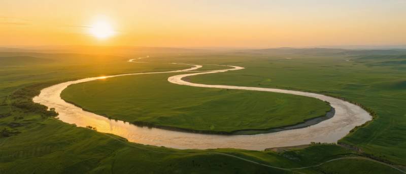夕阳下的蜿蜒河流图片