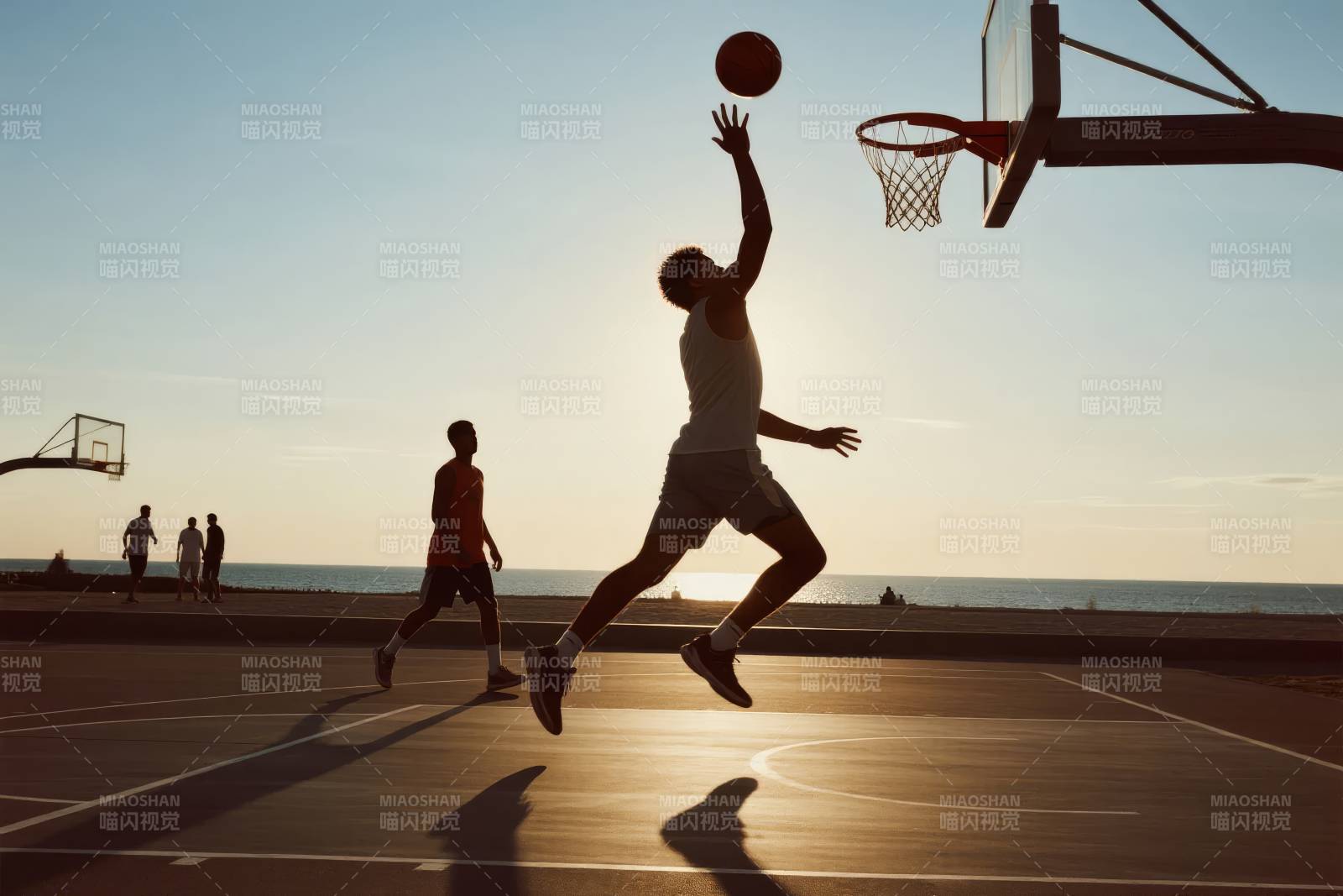 夕阳下的篮球对决图片