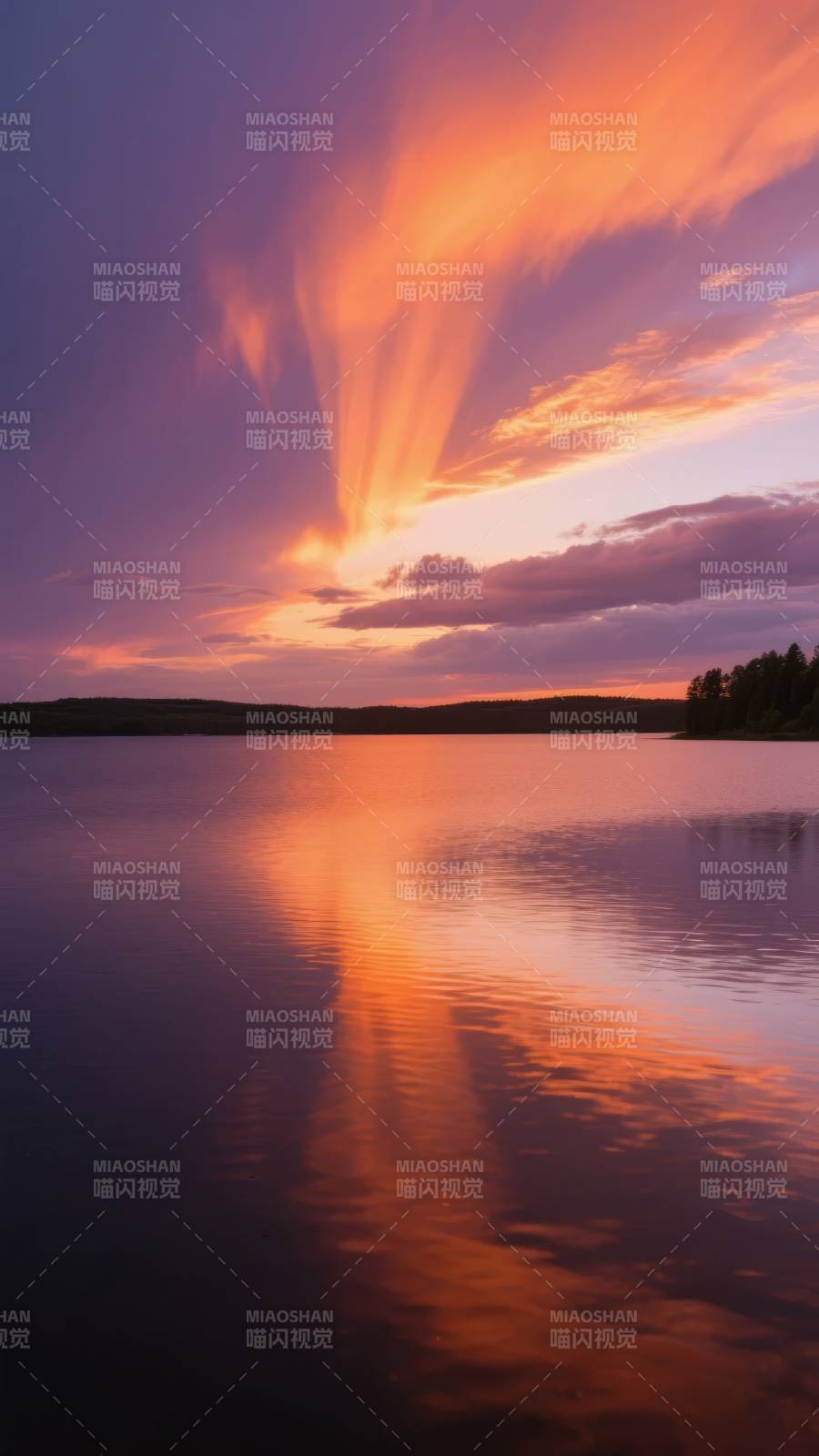 湖畔霞光映水图片