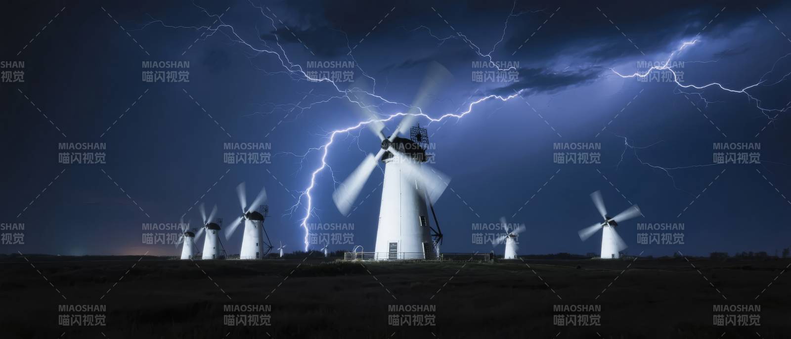雷电中的风车图片