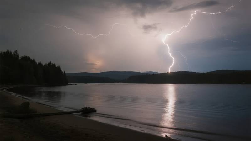 雷电映湖夜景图片