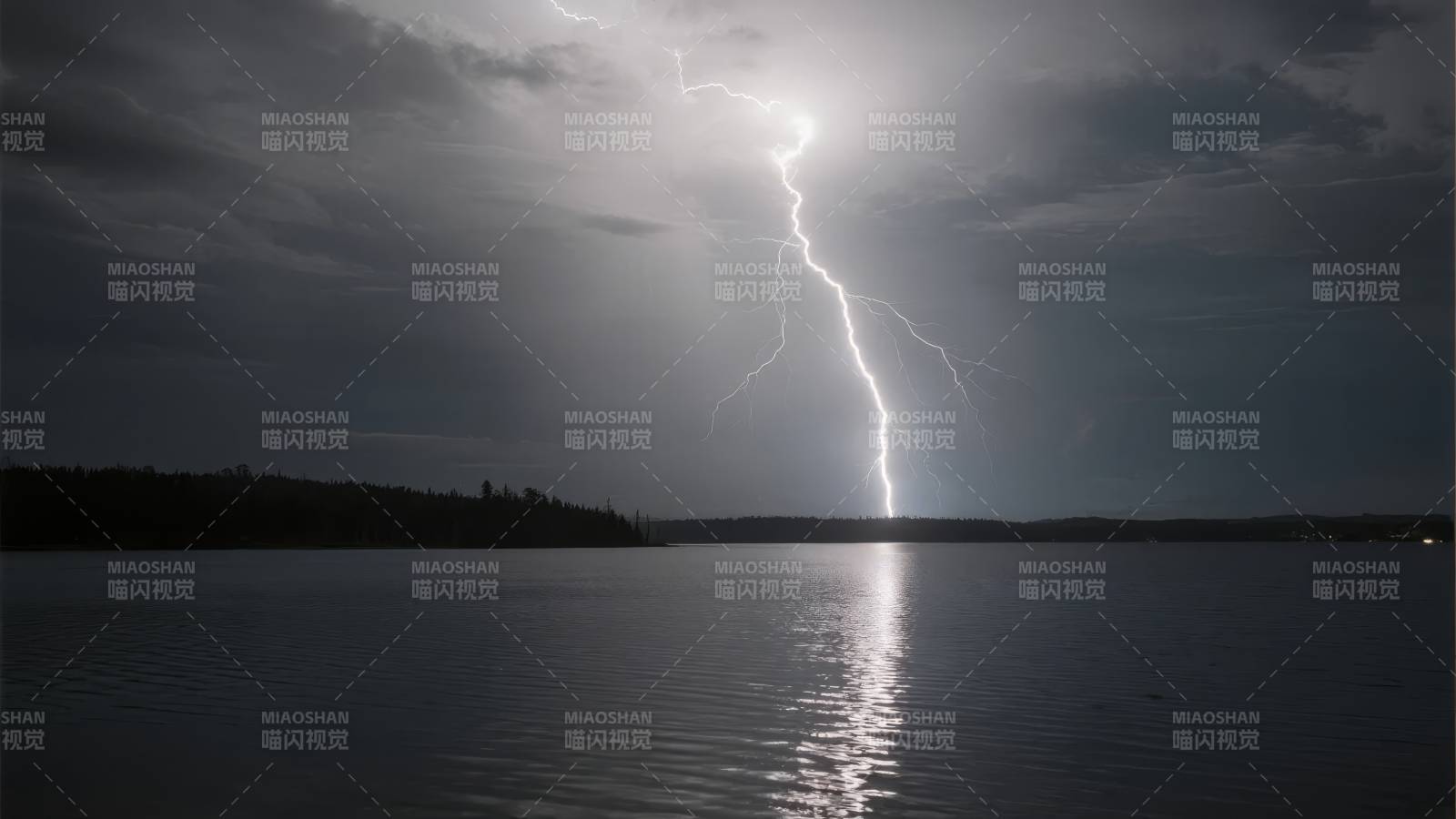 闪电划破夜空图片