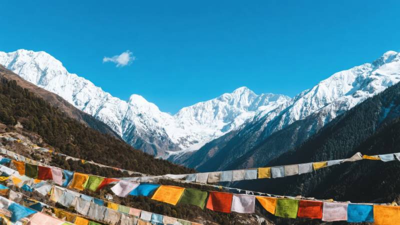 雪山彩旗迎风飘图片