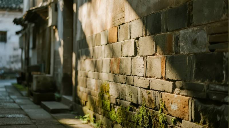 古巷石墙光影图片