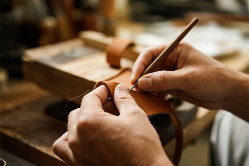 手工缝制皮革图片