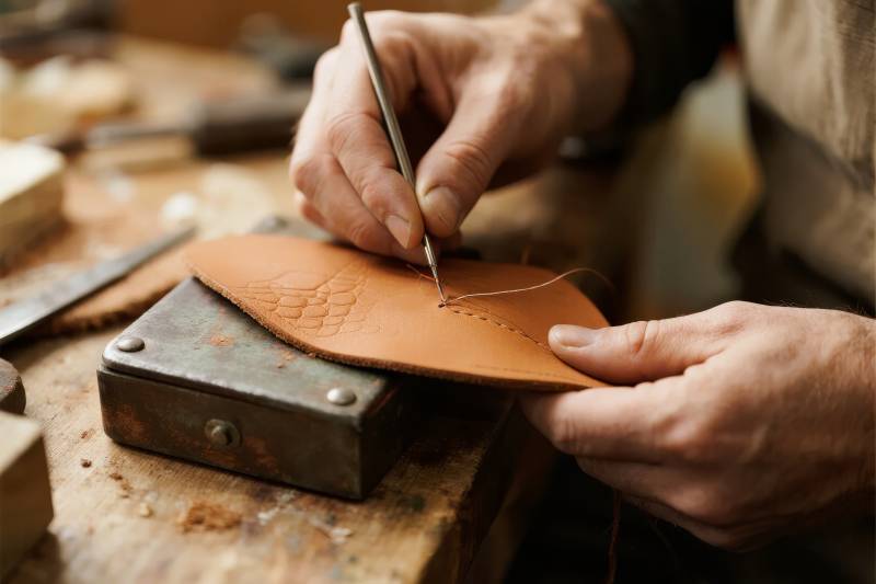 手工缝制皮革图片