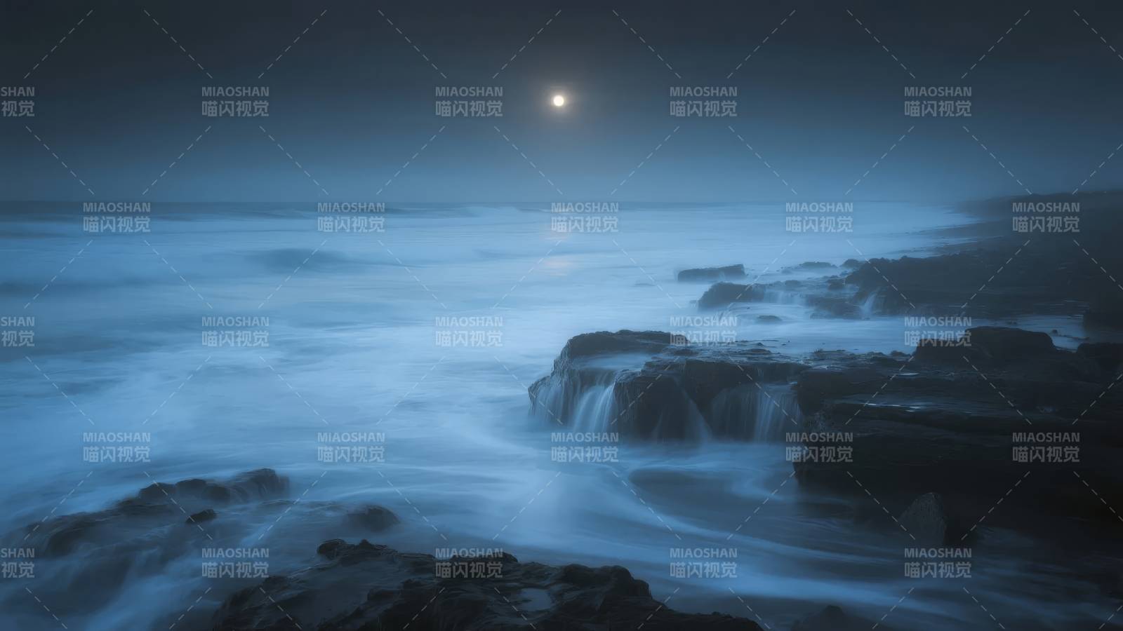 月夜海浪拍岩图片